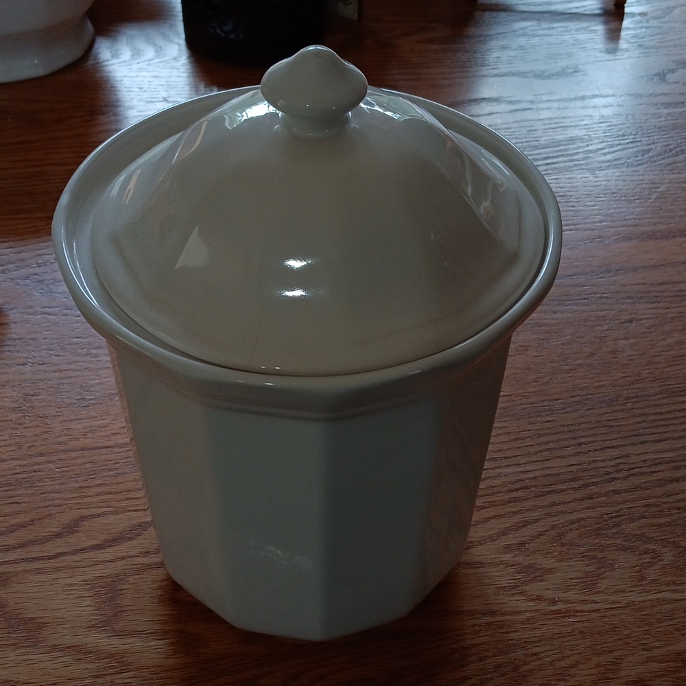 Pfaltzgraff  Medium Canister